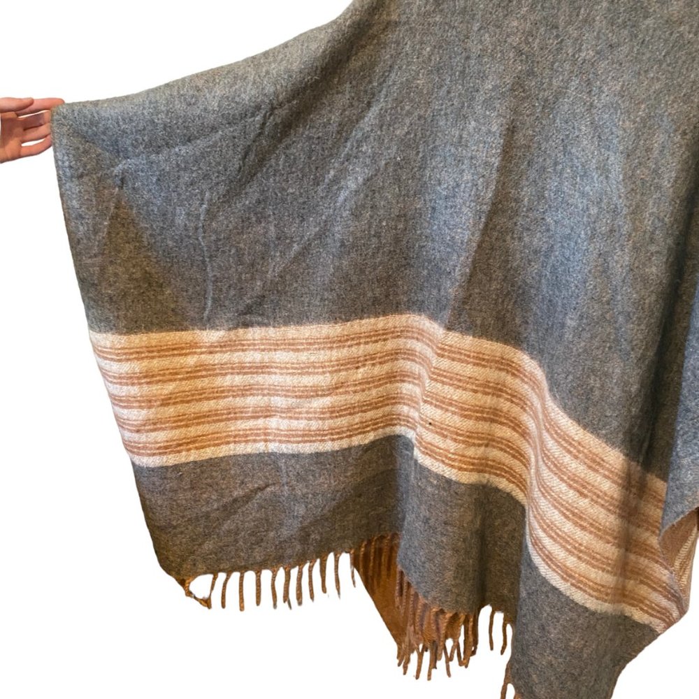 Vintage Monteza's Alpaca Cape Poncho Shawl Wrap Wooden Button At Neckline Sz Med - Picture 4 of 16